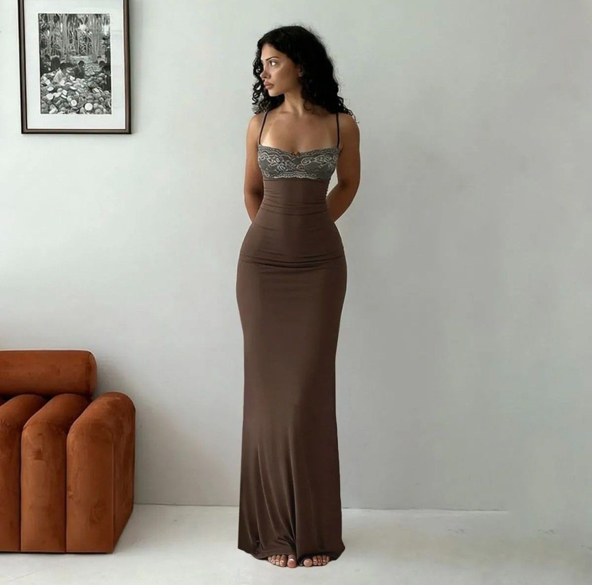 Robe marron à dentelle