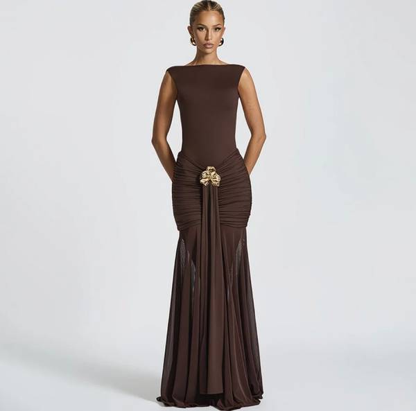 Robe longue drapée à fleur